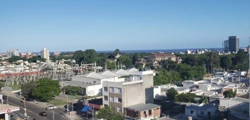 En Alquiler Luminoso apto 2 dormitorios garage en Parque Batlle