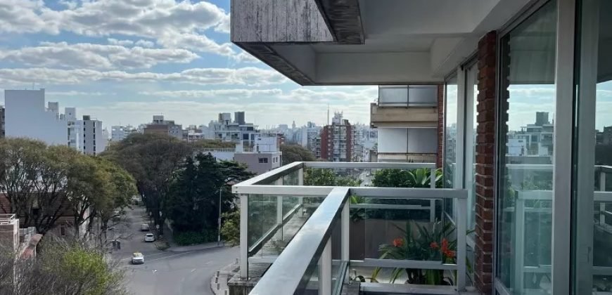 En Alquiler Hermoso apto de dos dormitorios dos baños y servicio en pocitos